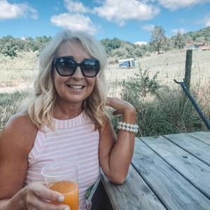 Meet your Posher, Elaine